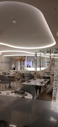 Ensemble hôtelier désigné avec soins et detail.