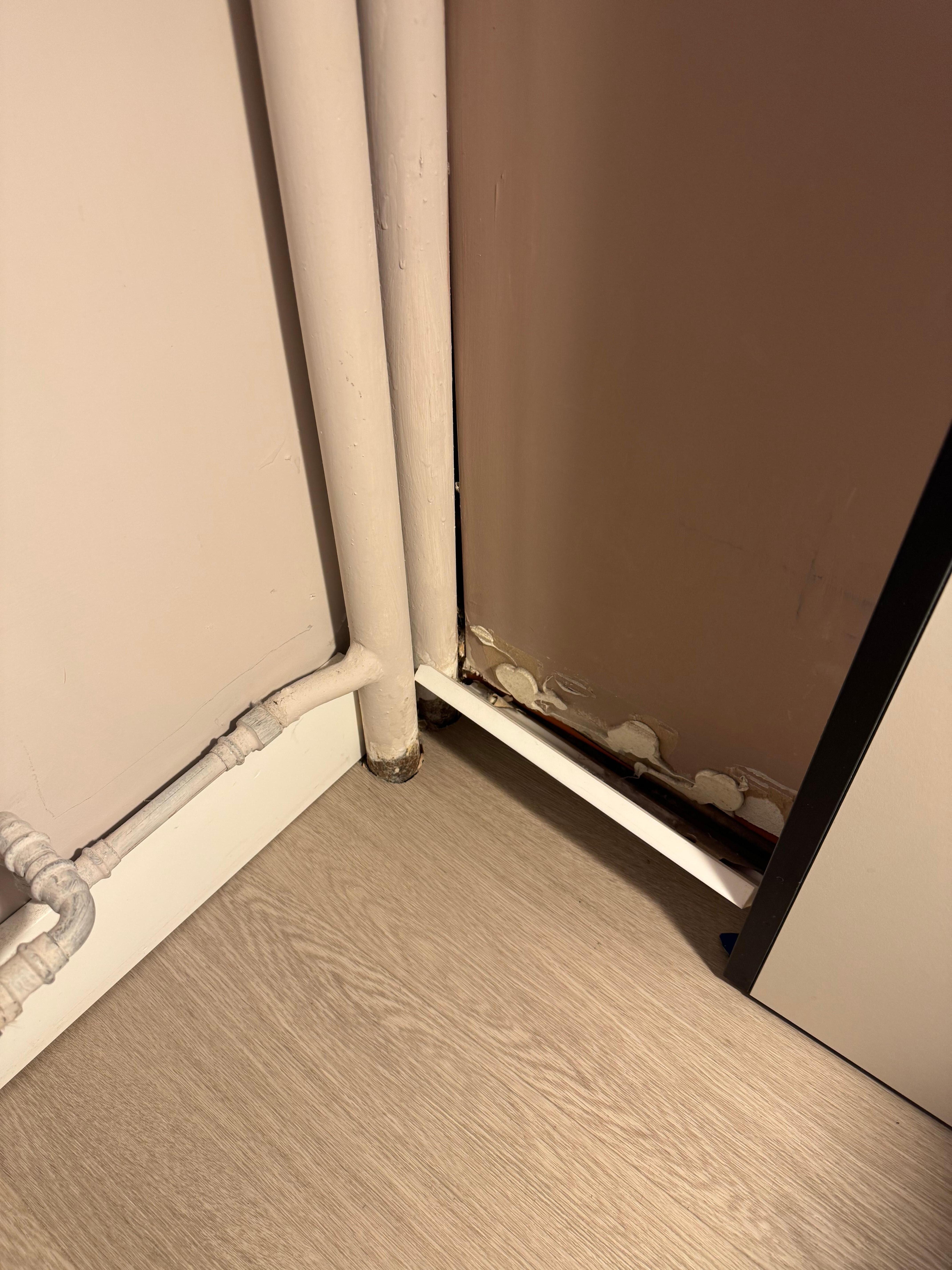Fußleiste ist lose.