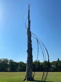 Ćuvre dâart dans le parc de lâhĂŽtel