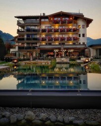 Abendstimmung über dem Hotel Held – Lichter, Wasser und Architektur in perfekter Harmonie.