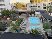 Piscine et air de repos.