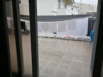 Estas son las vistas que teníamos desde la ventana de nuestro dormitorio número 6, el tendedero con la ropa tendida... Nada que ver con las fotos que nos ponen en la página.... De pena!!