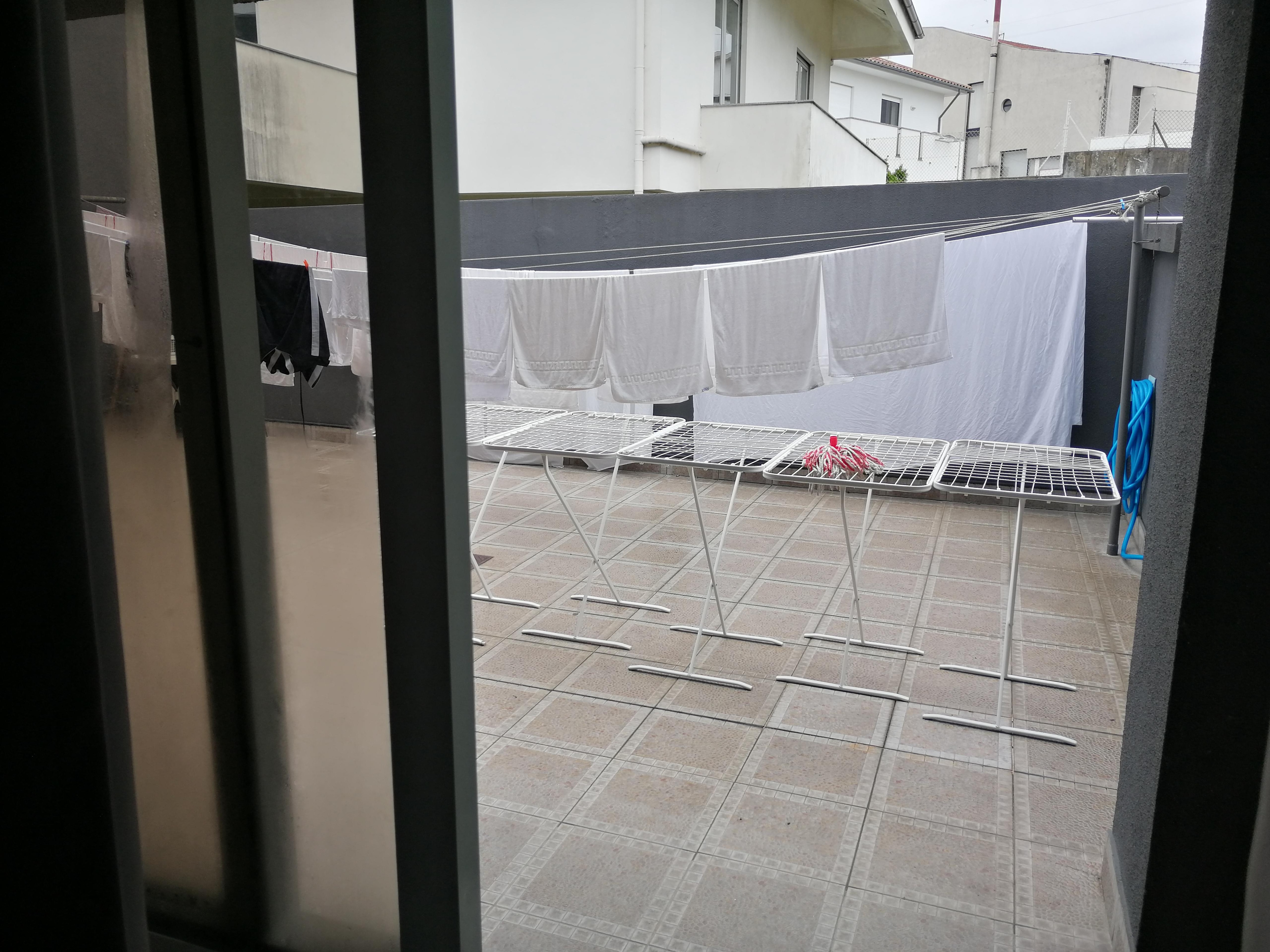 Estas son las vistas que teníamos desde la ventana de nuestro dormitorio número 6, el tendedero con la ropa tendida... Nada que ver con las fotos que nos ponen en la página.... De pena!!
