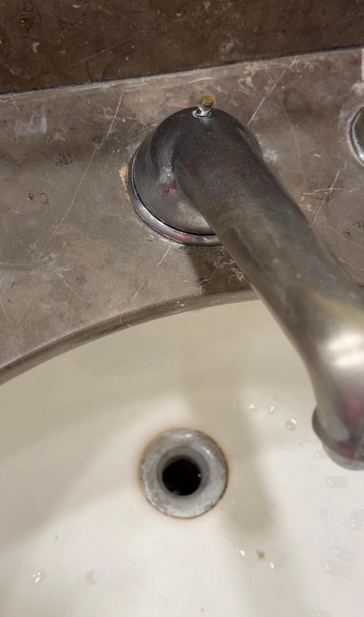 Sinks weren't work properly and had missing parts 