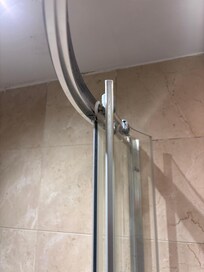 Porte de douche qui ne tient pas