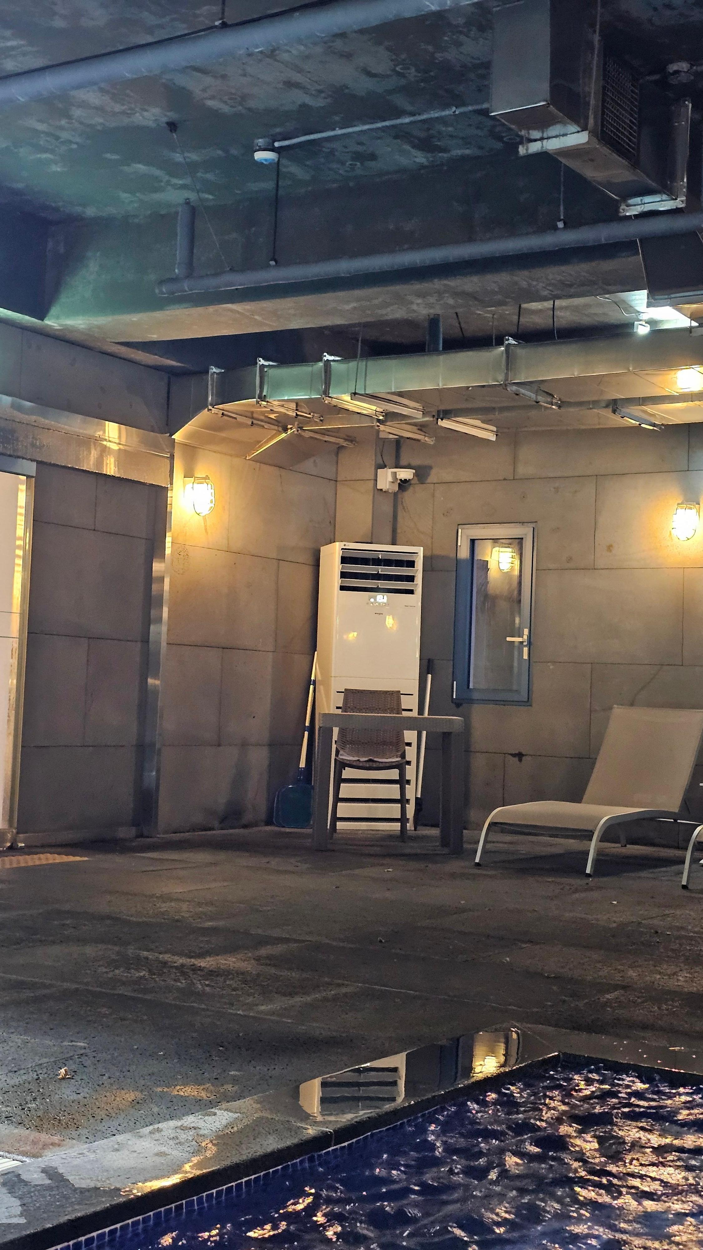 넓은 실내에 저 온풍기 딱 한 대  있어요.