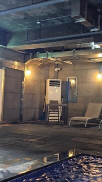 넓은 실내에 저 온풍기 딱 한 대 있어요.