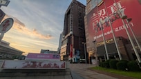 手前が三越。奥がホテルのあるビル。