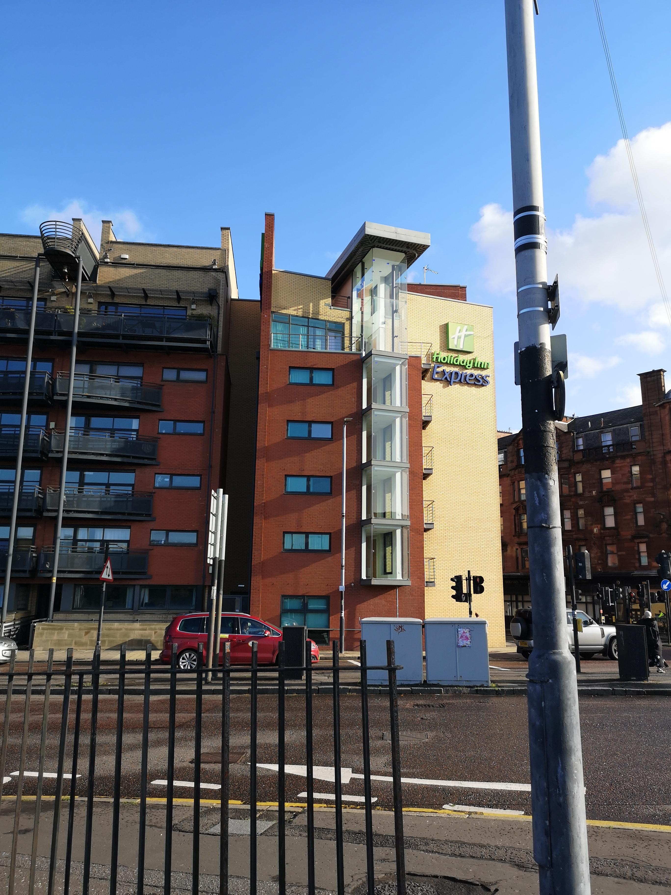 Utsiden av hotellet. 