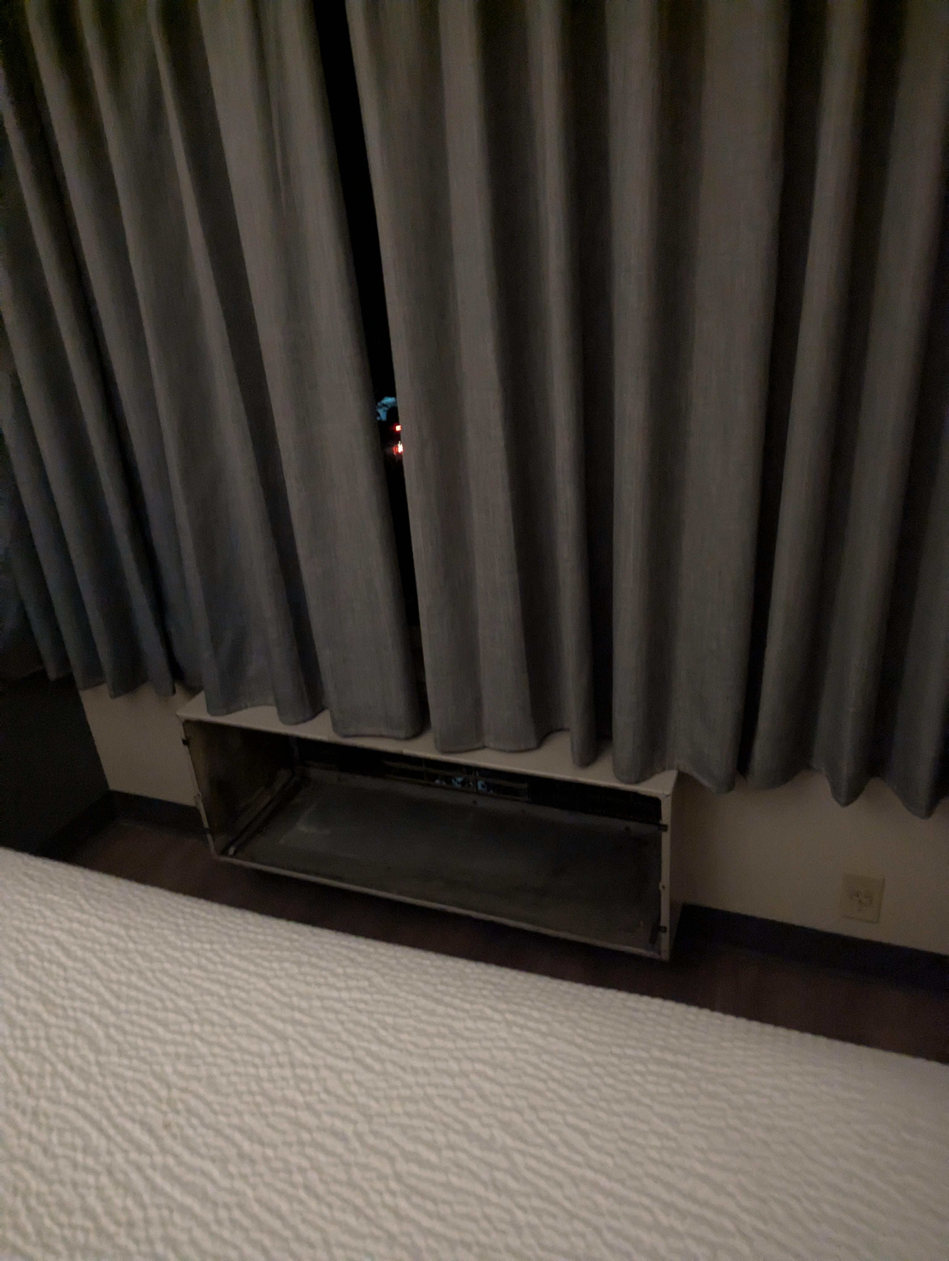 No air conditioner in wall completely missing?!