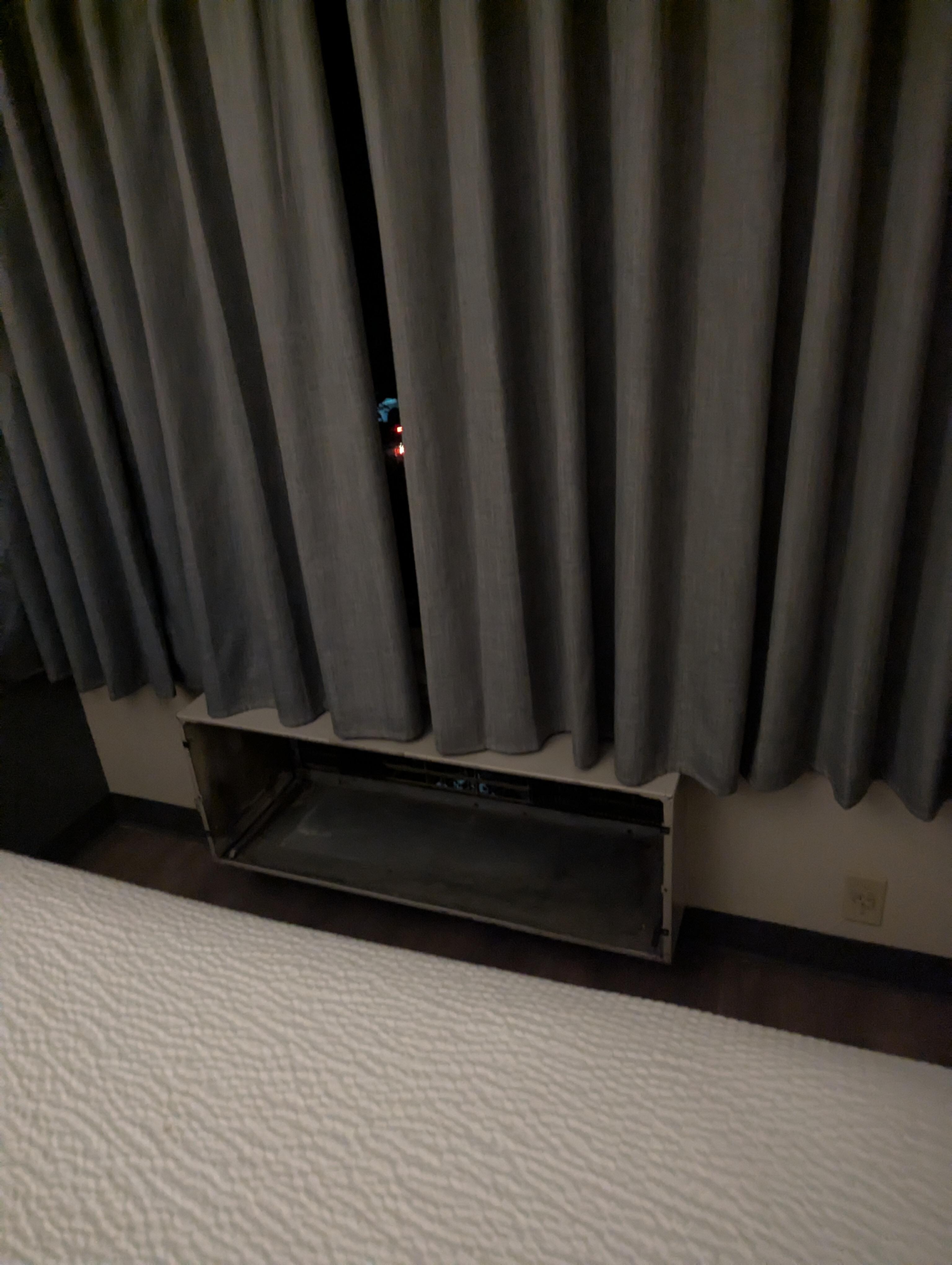 No air conditioner in wall completely missing?!