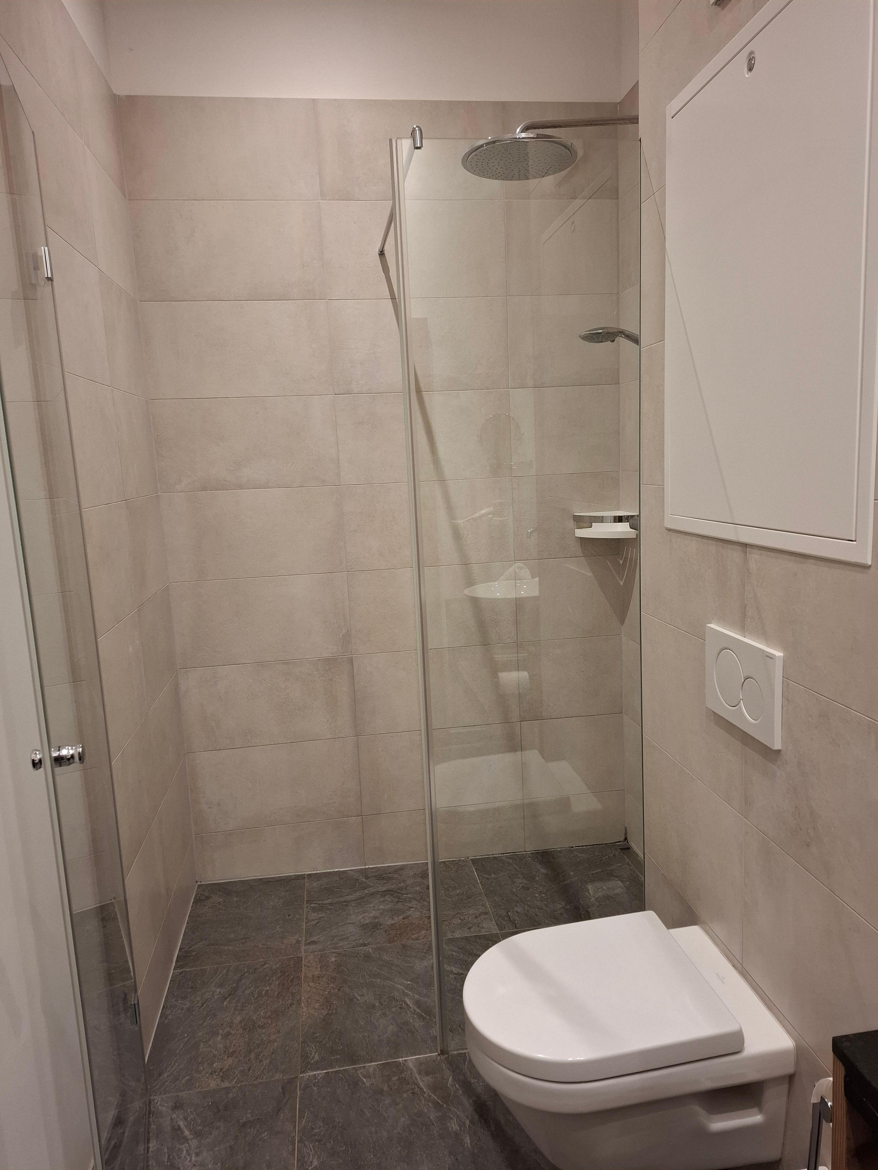 Begehbare Dusche mit Duschgelspender