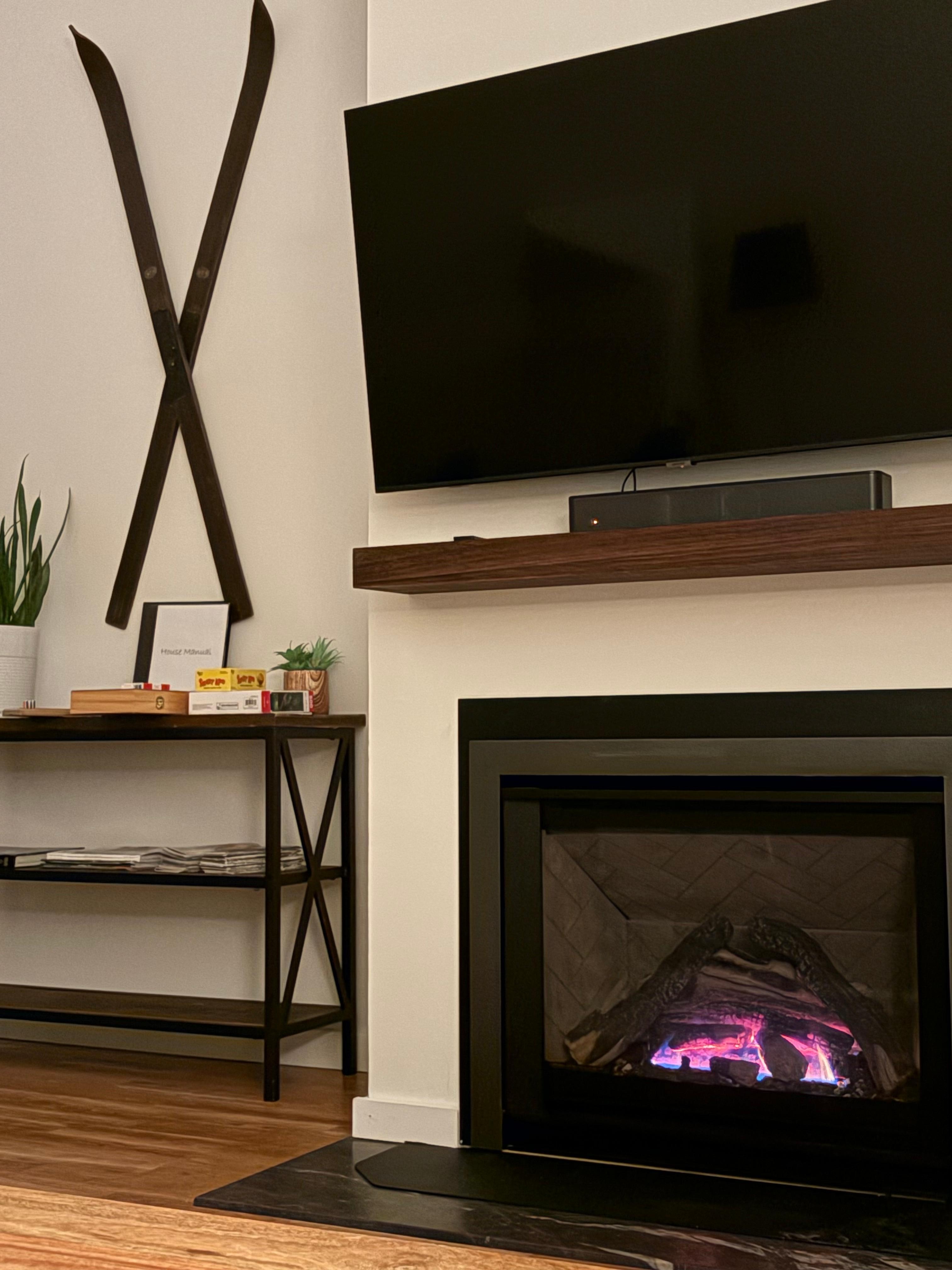 me using the kitchen amenities to fix myself an apres ski fluffernutter. 10/10 toaster oven, plenty of grocery stores nearby. nearest one closes early but there’s one about 10min away by car that’s open pretty late