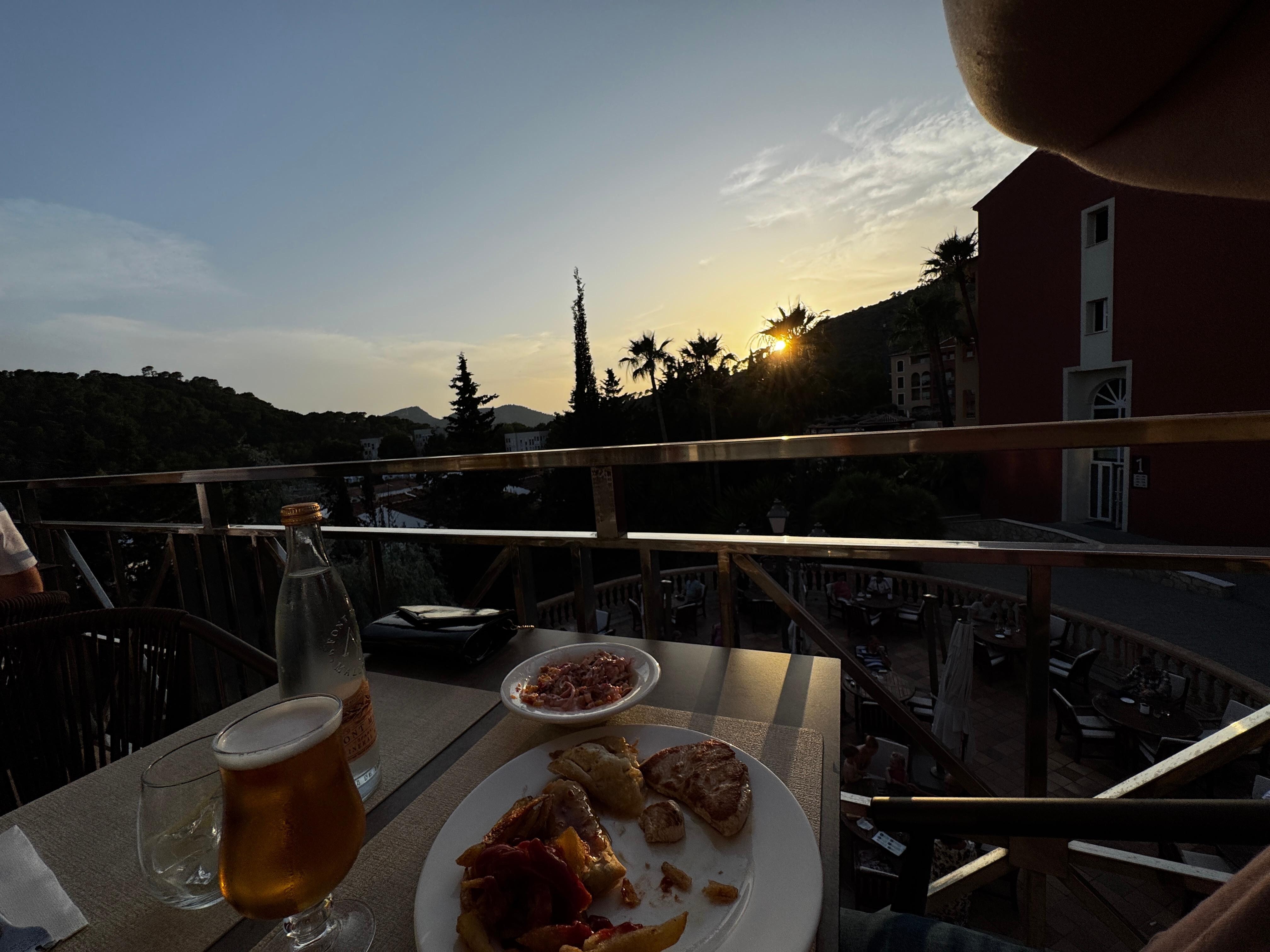 Abendessen auf dem Balkon
