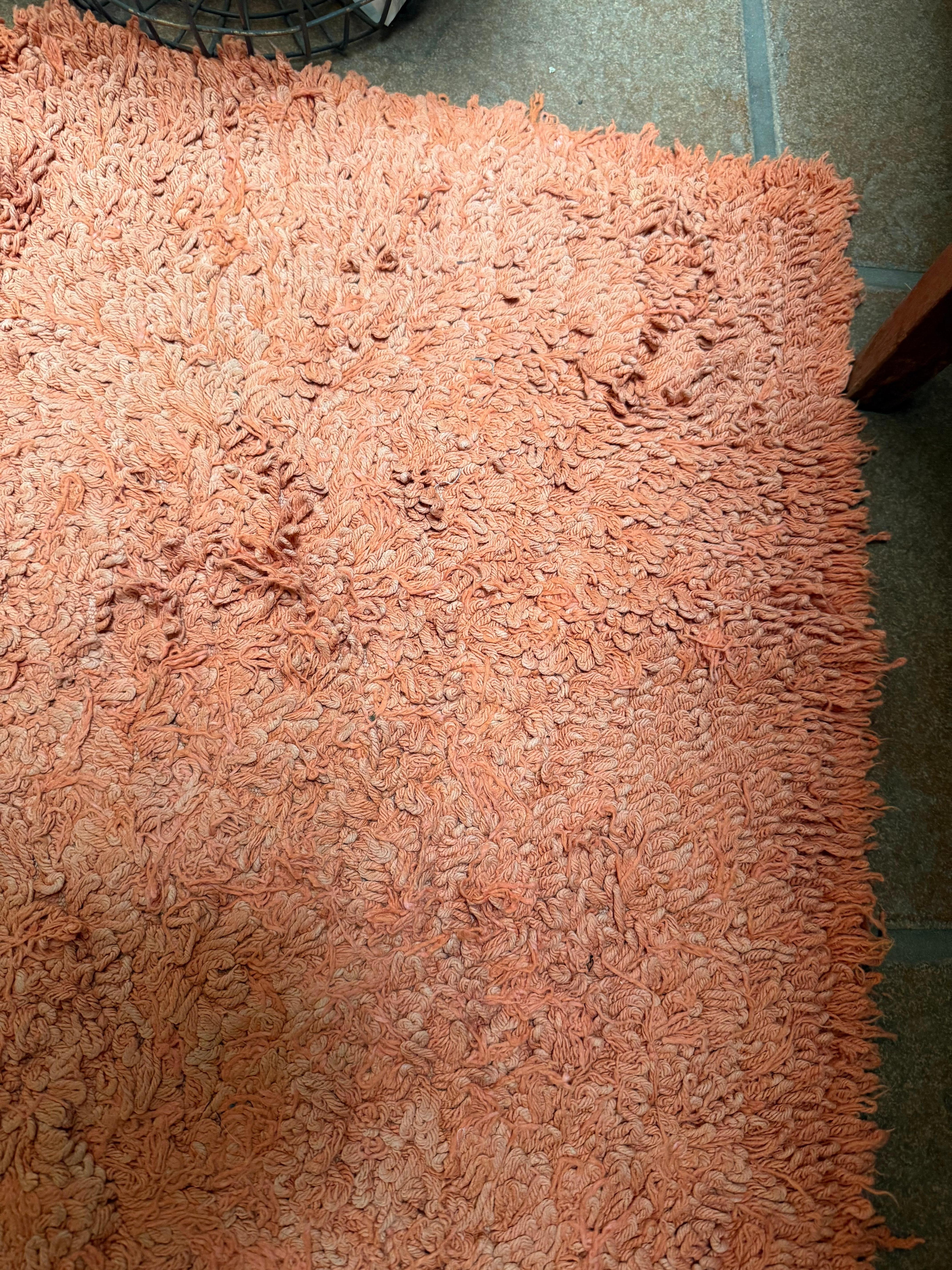 Bathroom rug filthy.
