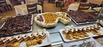 buffet des desserts ( et c'est bien présenté comme ça tous les jours )