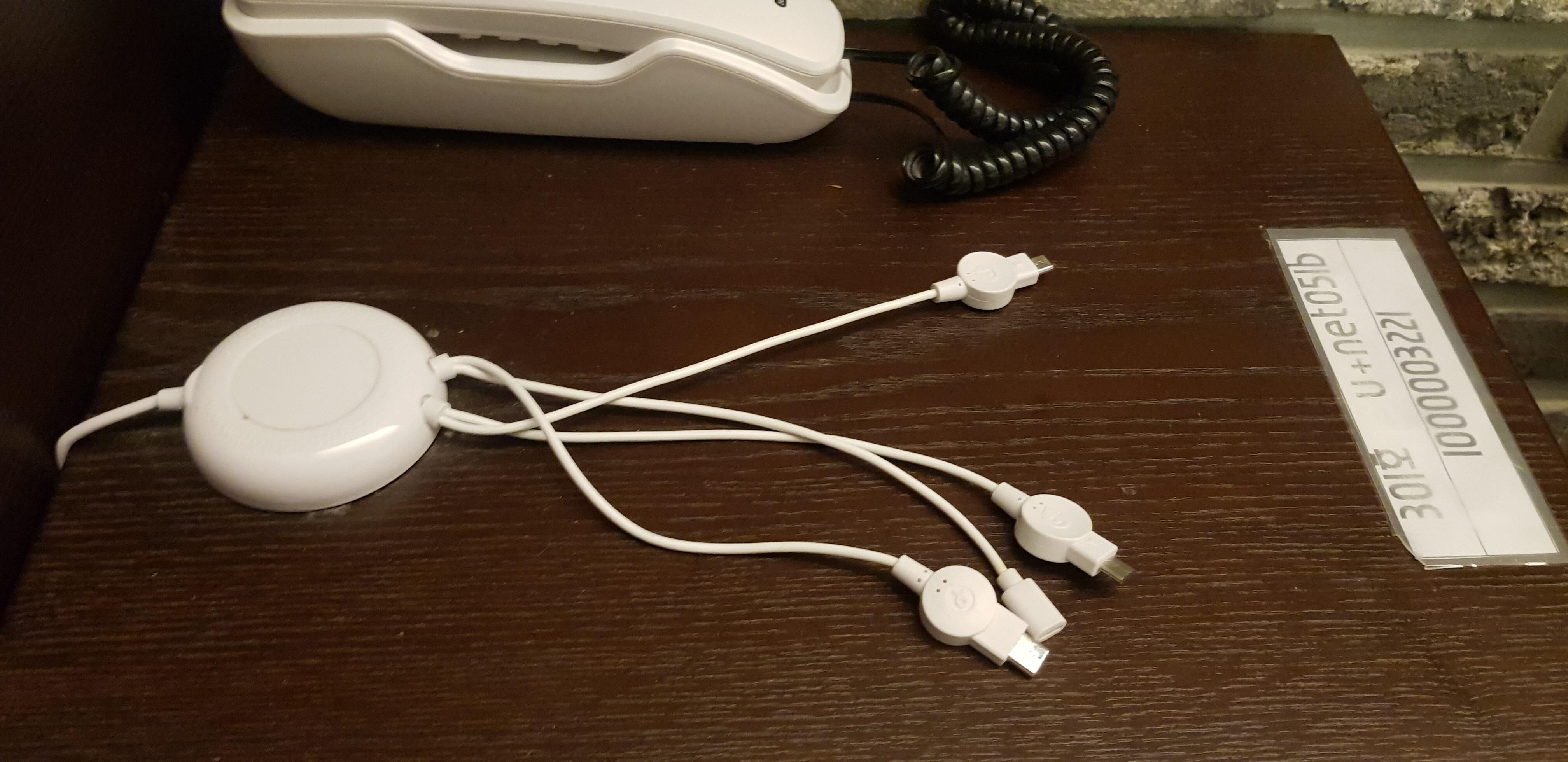 핸드폰충전기 따로 가져가시지마세요.^^.