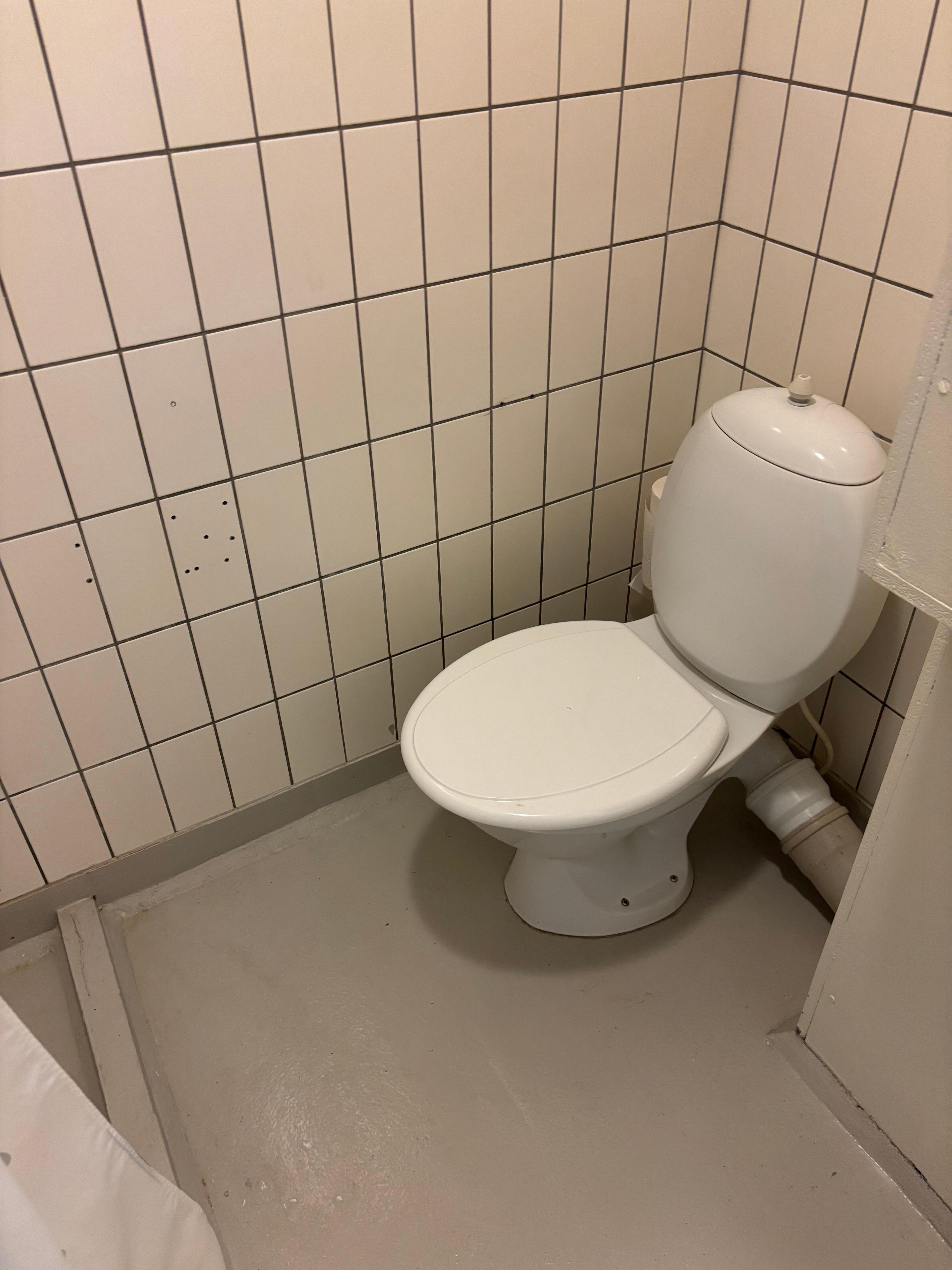 Toilet uden toiletpapirholder