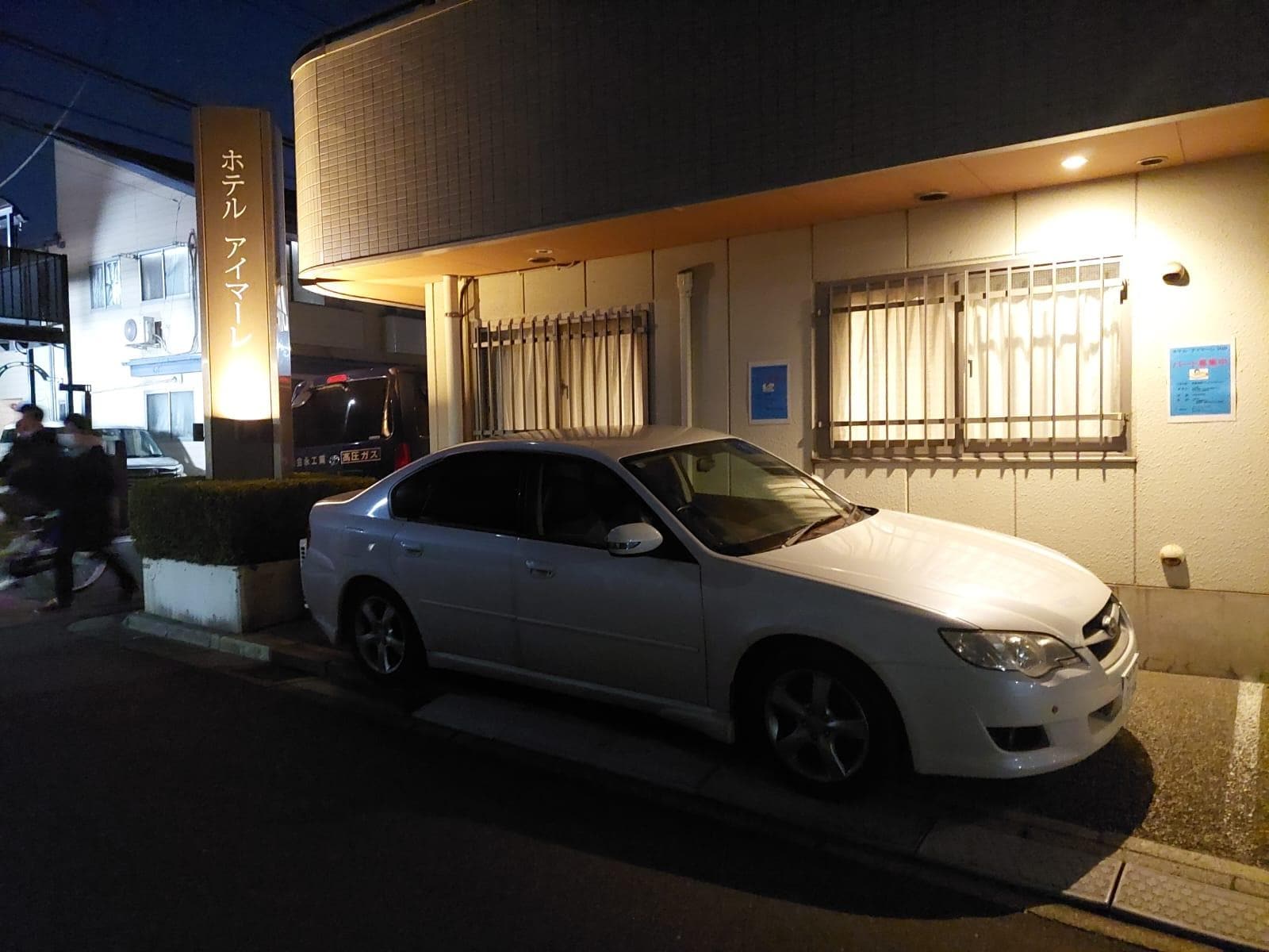 自助泊車位置(需另外收費並且需要預約),但 泊車位置較為狹小,需要較好的泊車技術及信心。