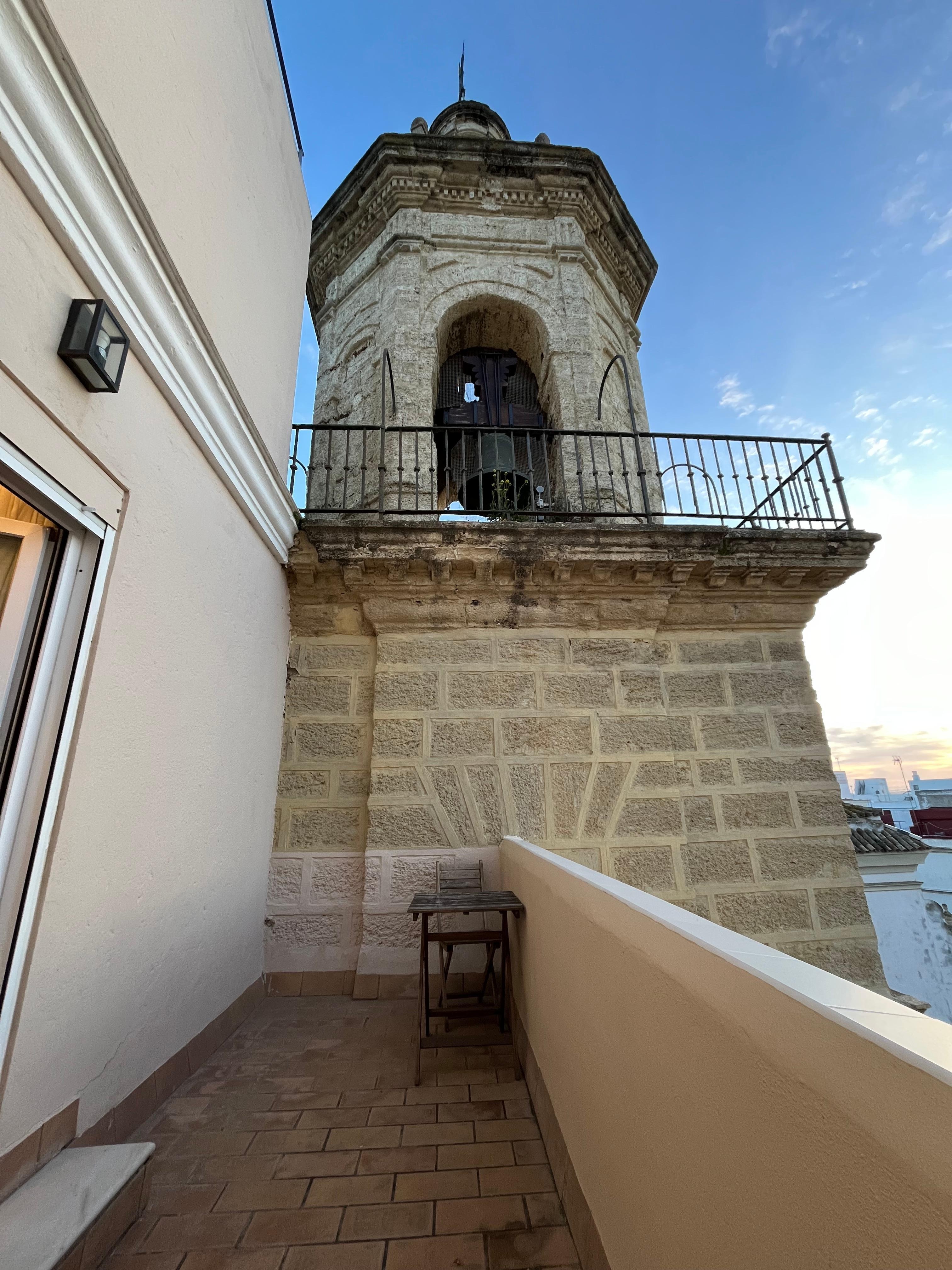 Terrassen vår. Ved klokketårnet i 4 etasje, høyt over makrdsplassen