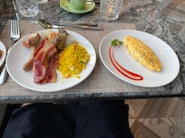 オムレツがおいしかった。バインミーやフォーも注文できた。
