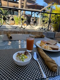 Frühstück am Pool
