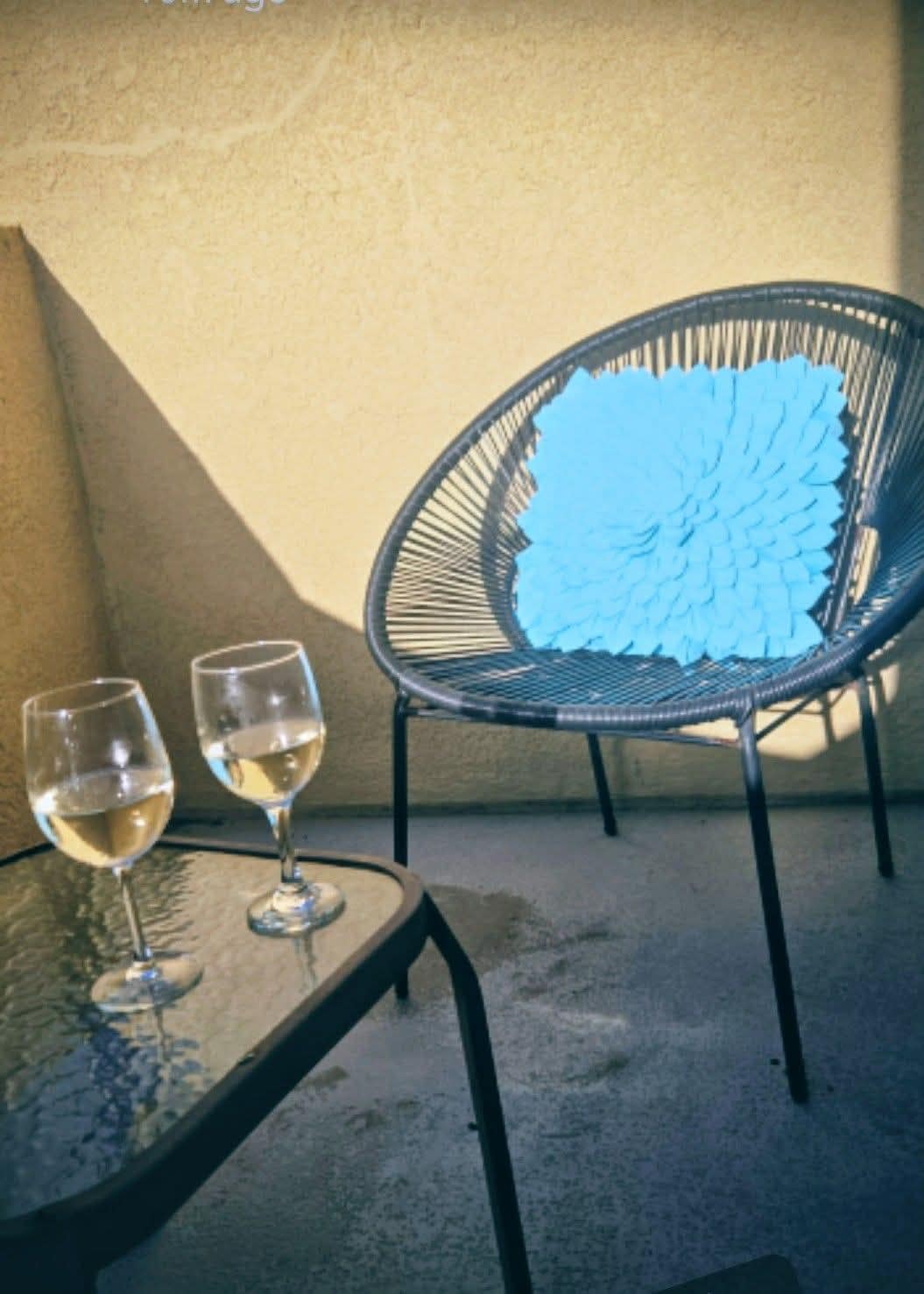 Cute & comfy outdoor seating