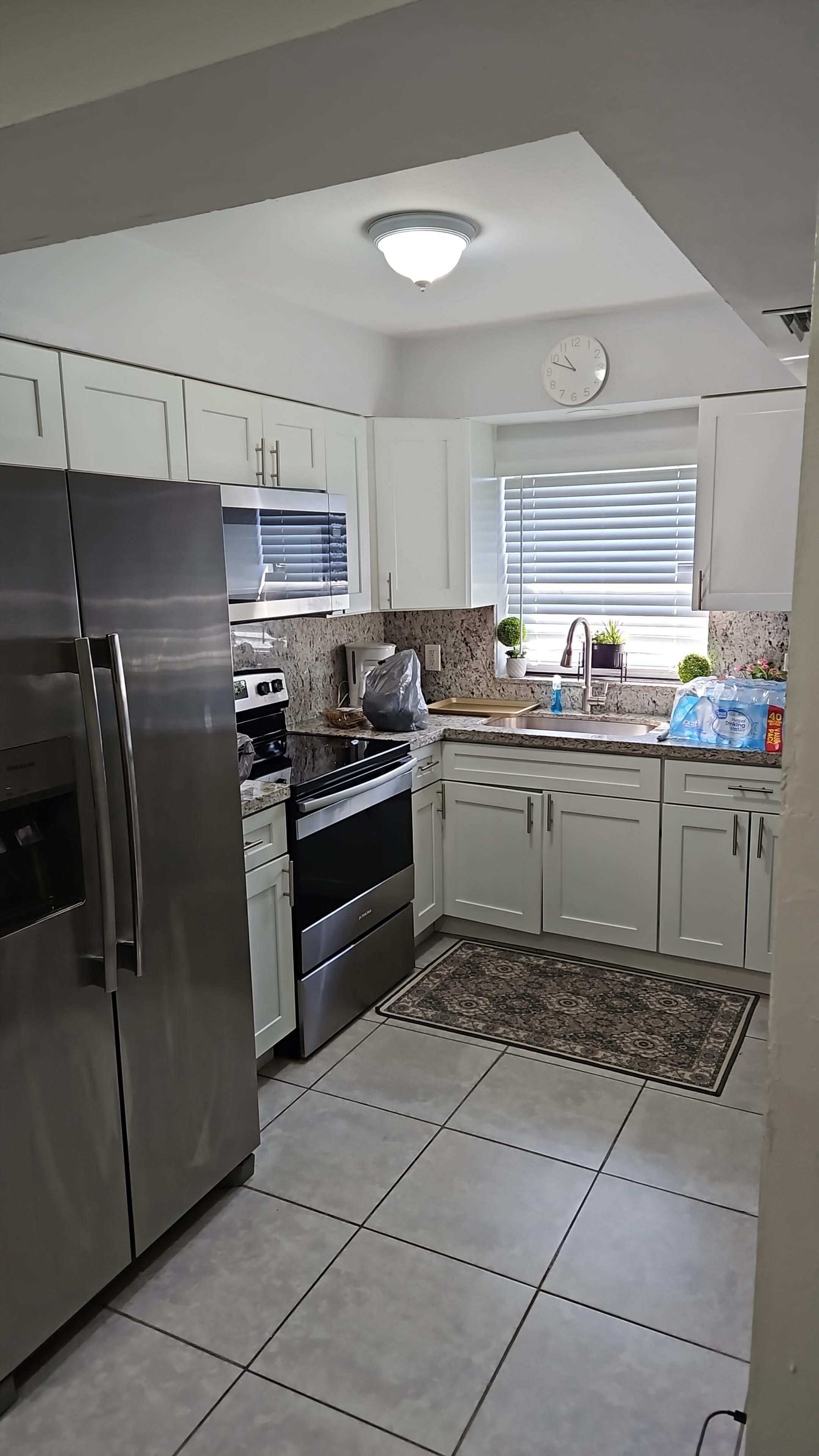 Excellent kitchen with many appliances, cookware and pots