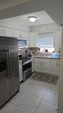 Excellent kitchen with many appliances, cookware and pots