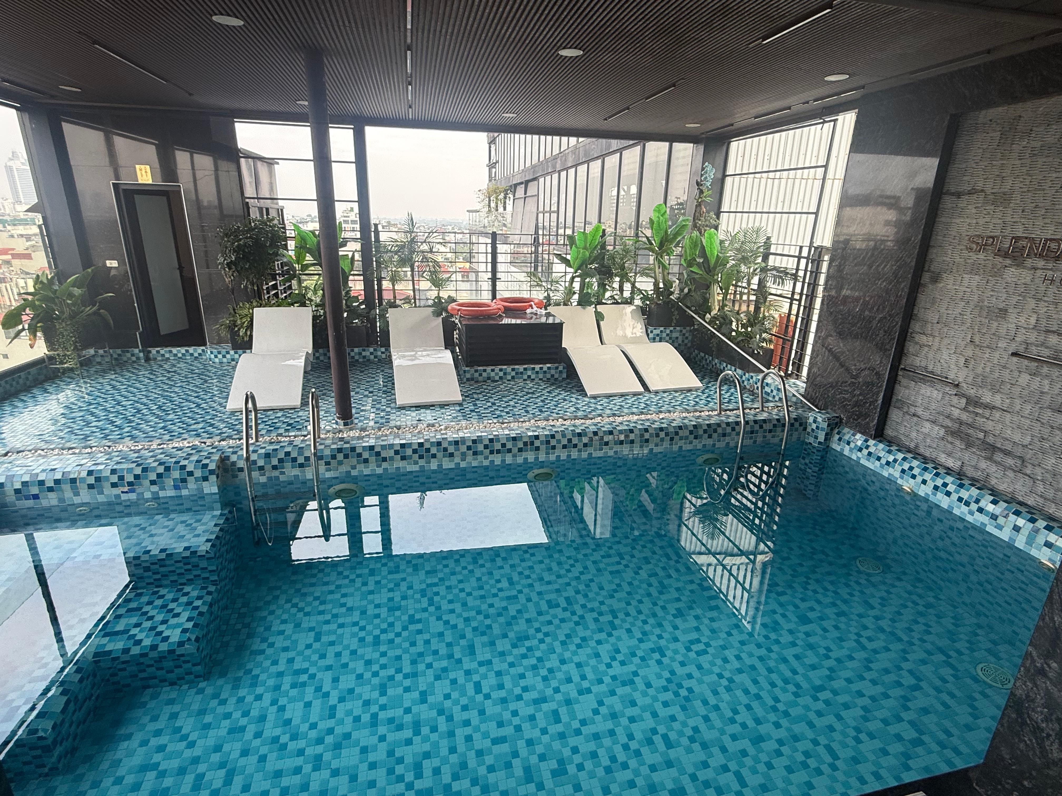 朝食会場の奥のプールです。