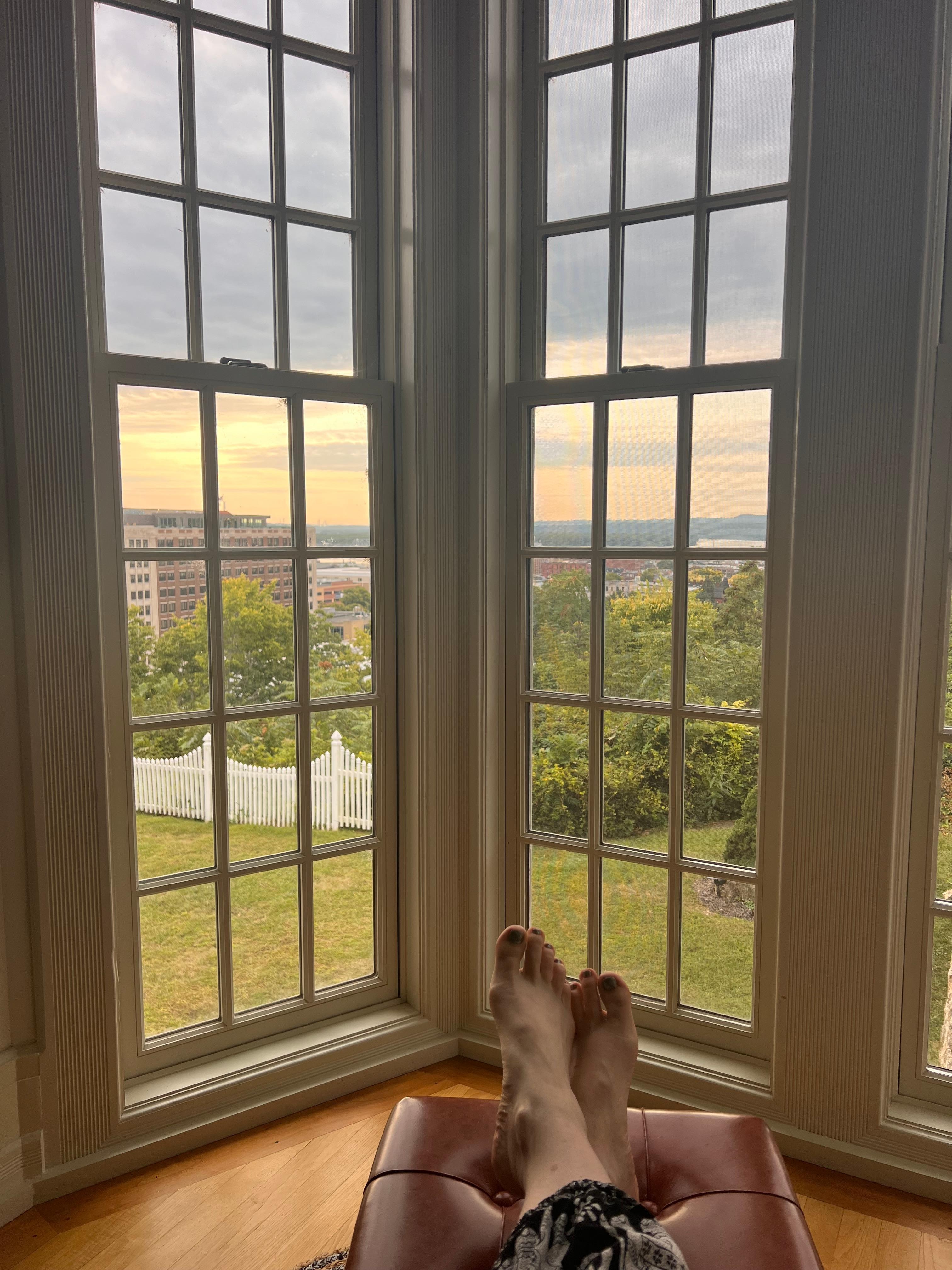 Comfy alcove to relax. 