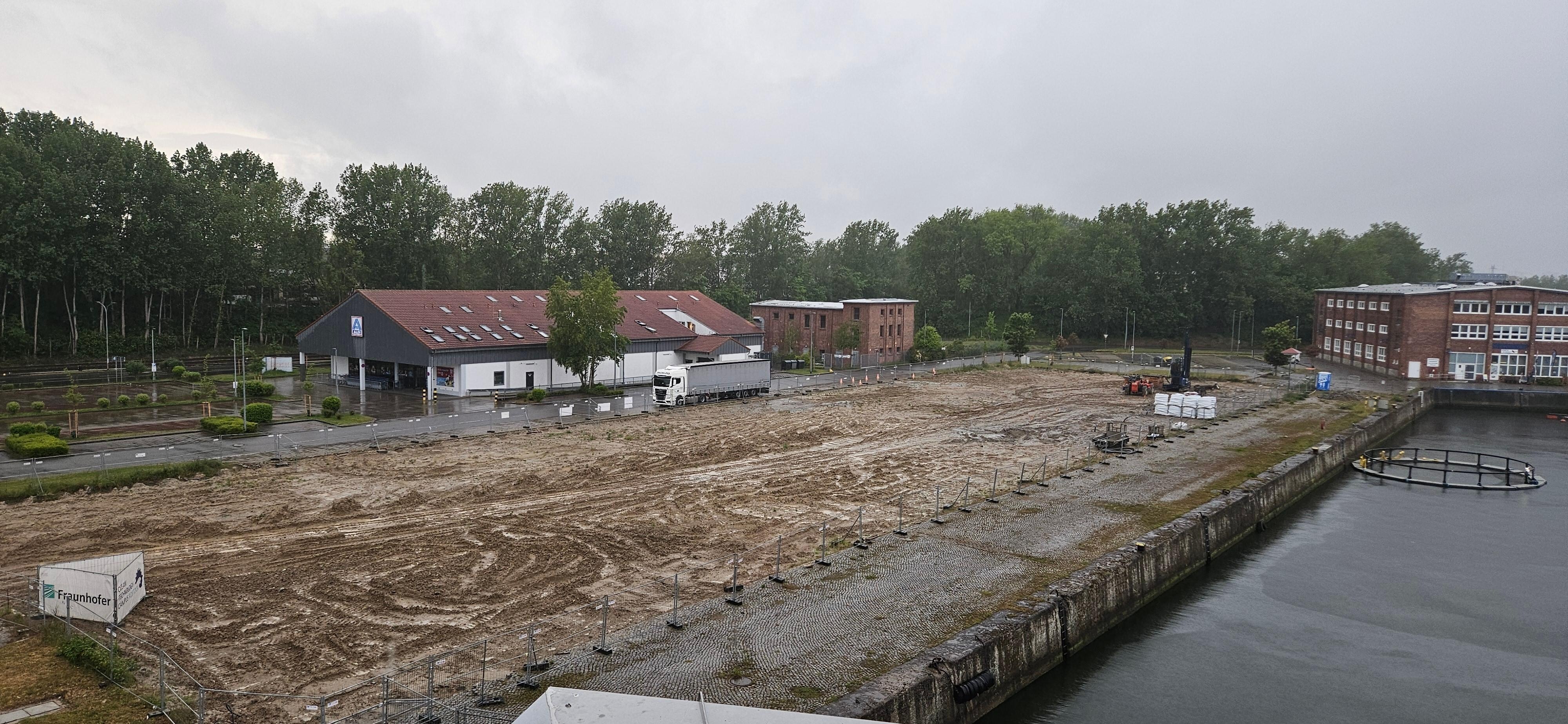 Blick aus Zimmer (Hafenbecken und Aldi)