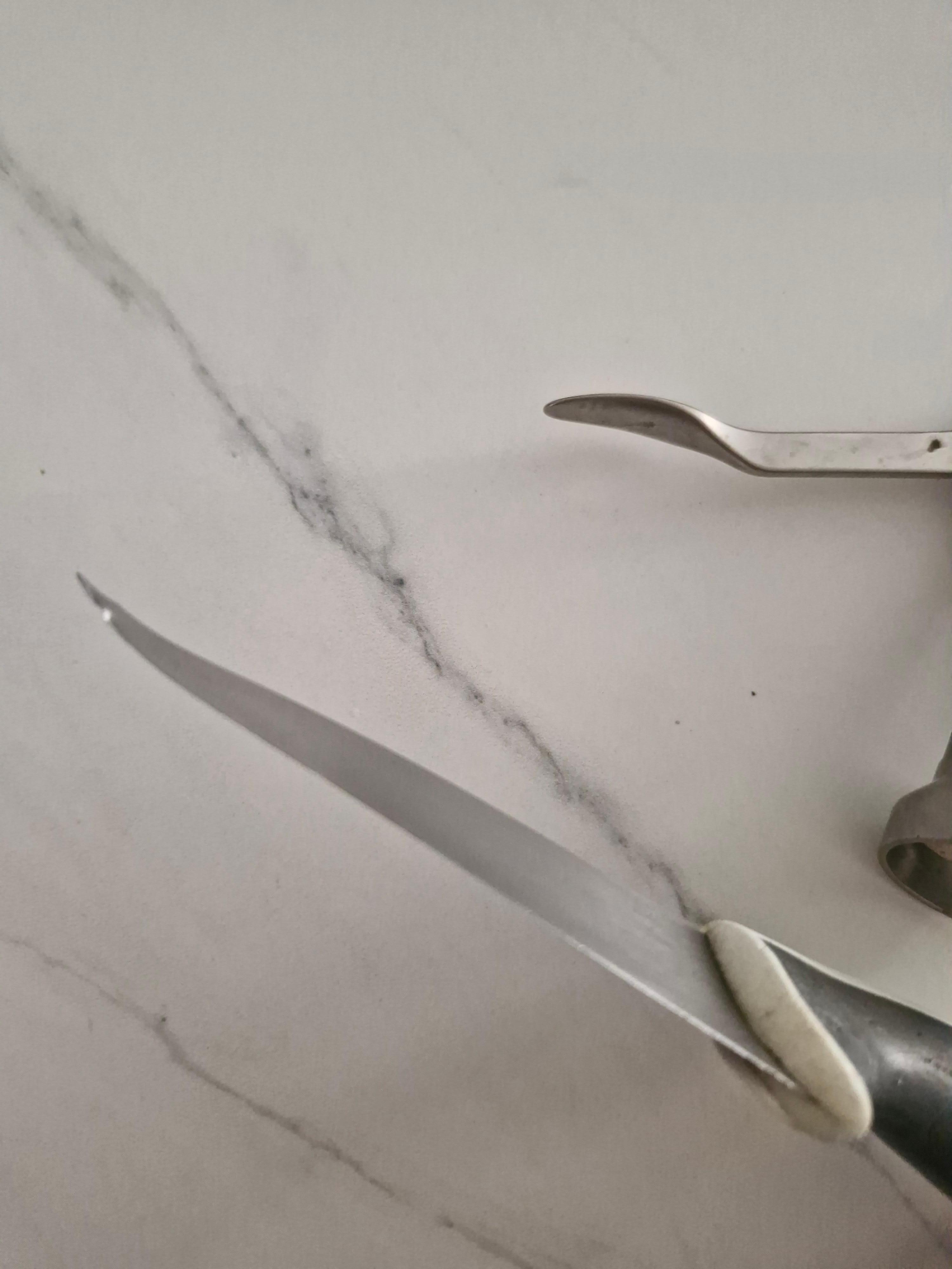 Broken knife (only 1 provided) blade comes out 