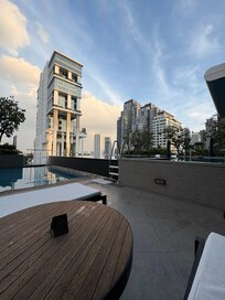 プールサイドはゆっくりできます