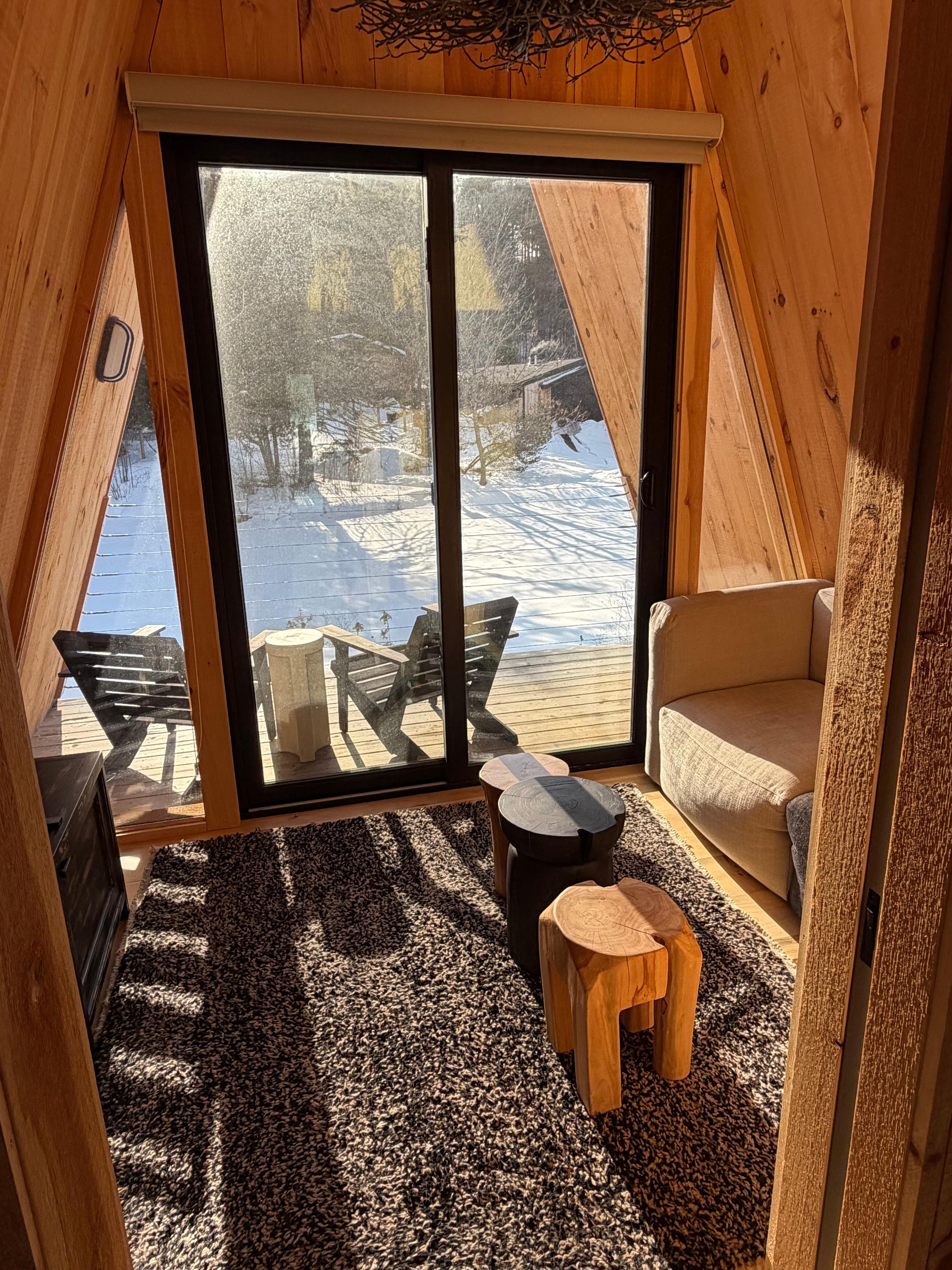 Sitting room w tv and deck