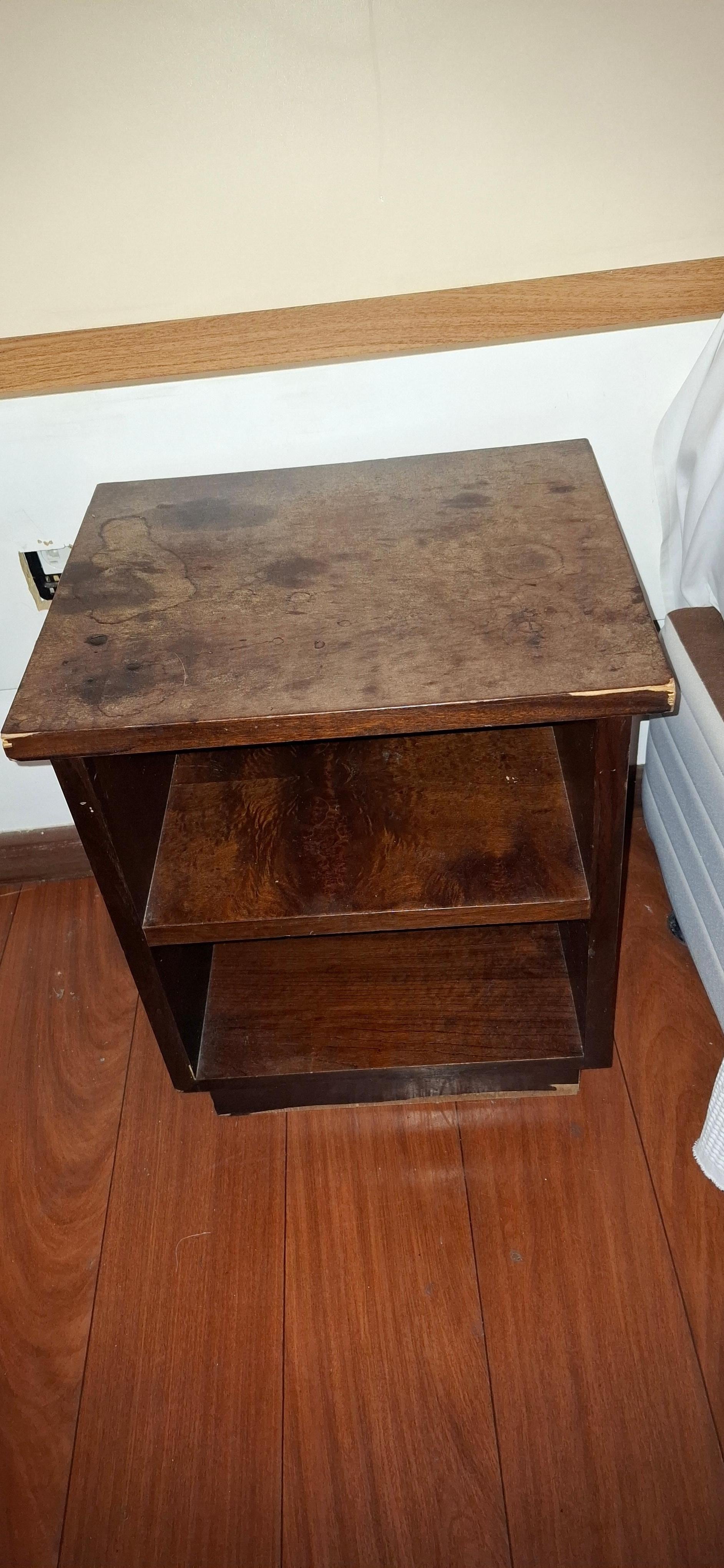 Criado mudo cheio de manchas mal conservado e todo manchado