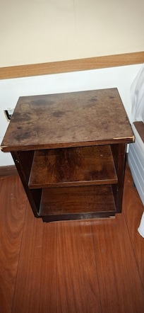 Criado mudo cheio de manchas mal conservado e todo manchado