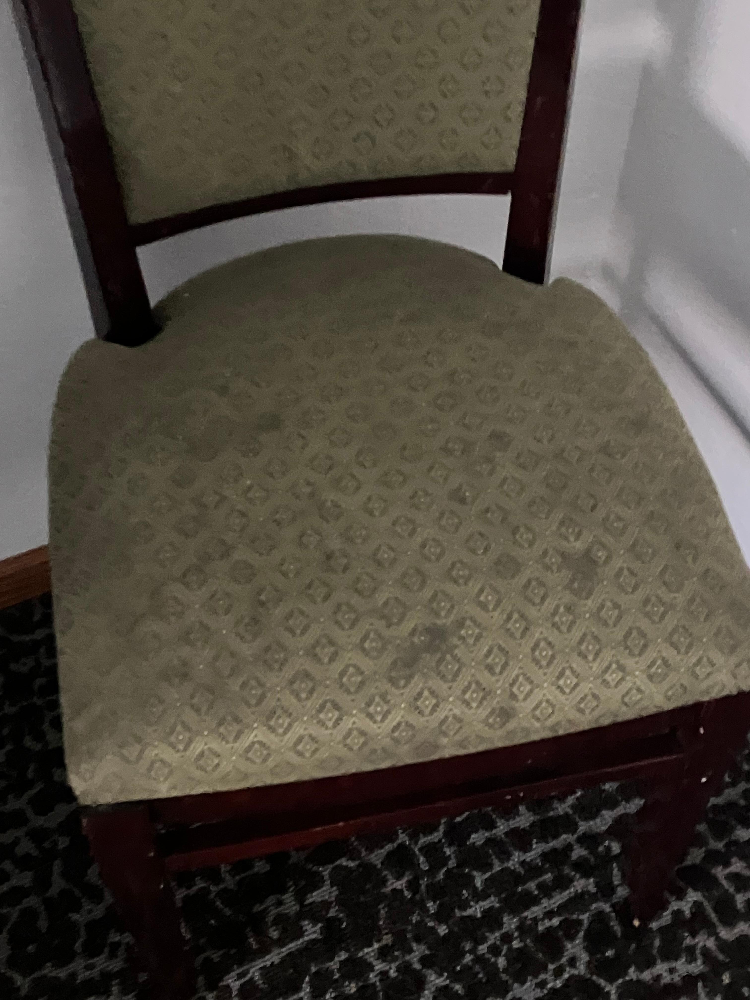 Dirty chair 