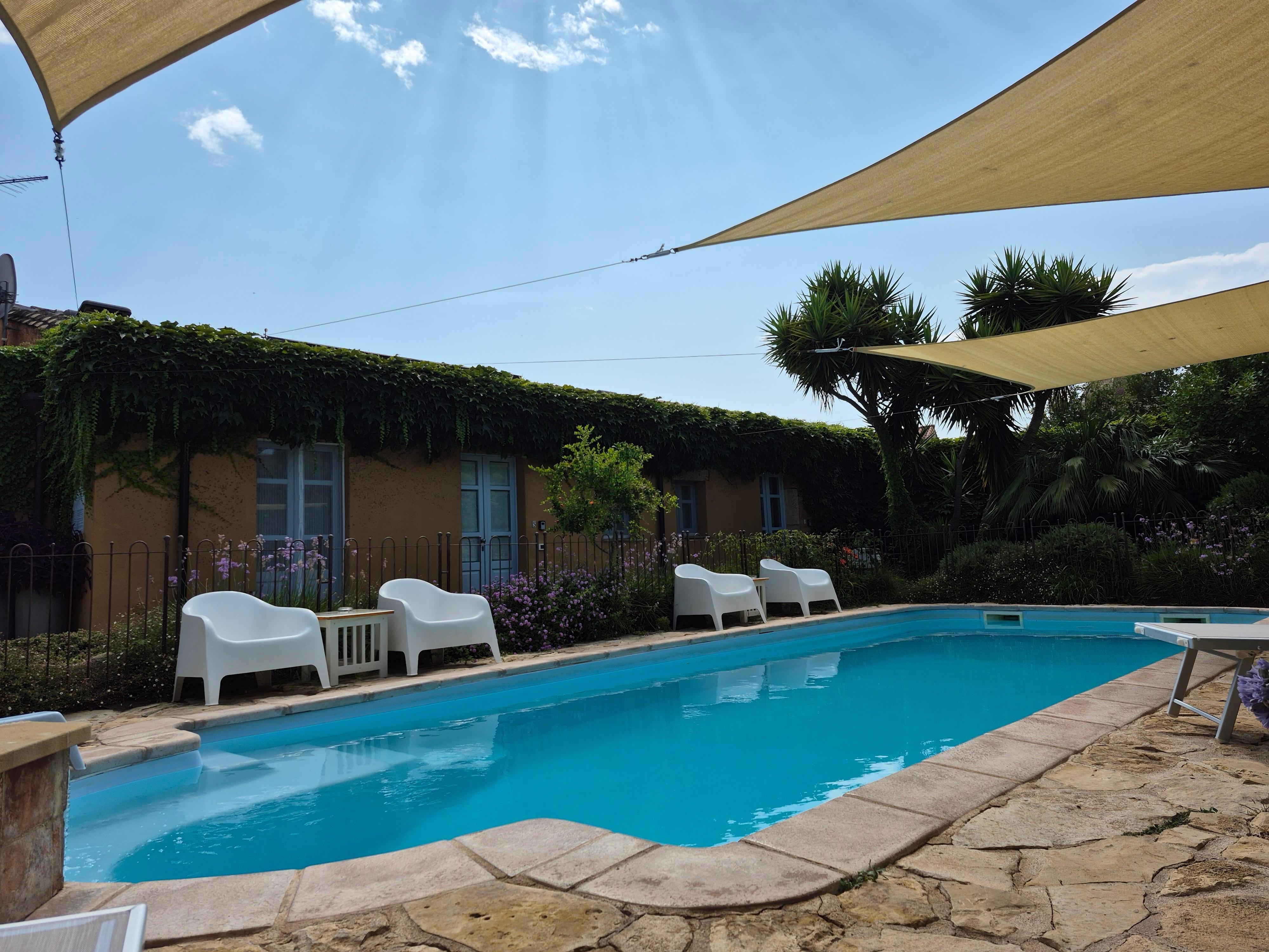 Der Pool, eingebettet im Garten