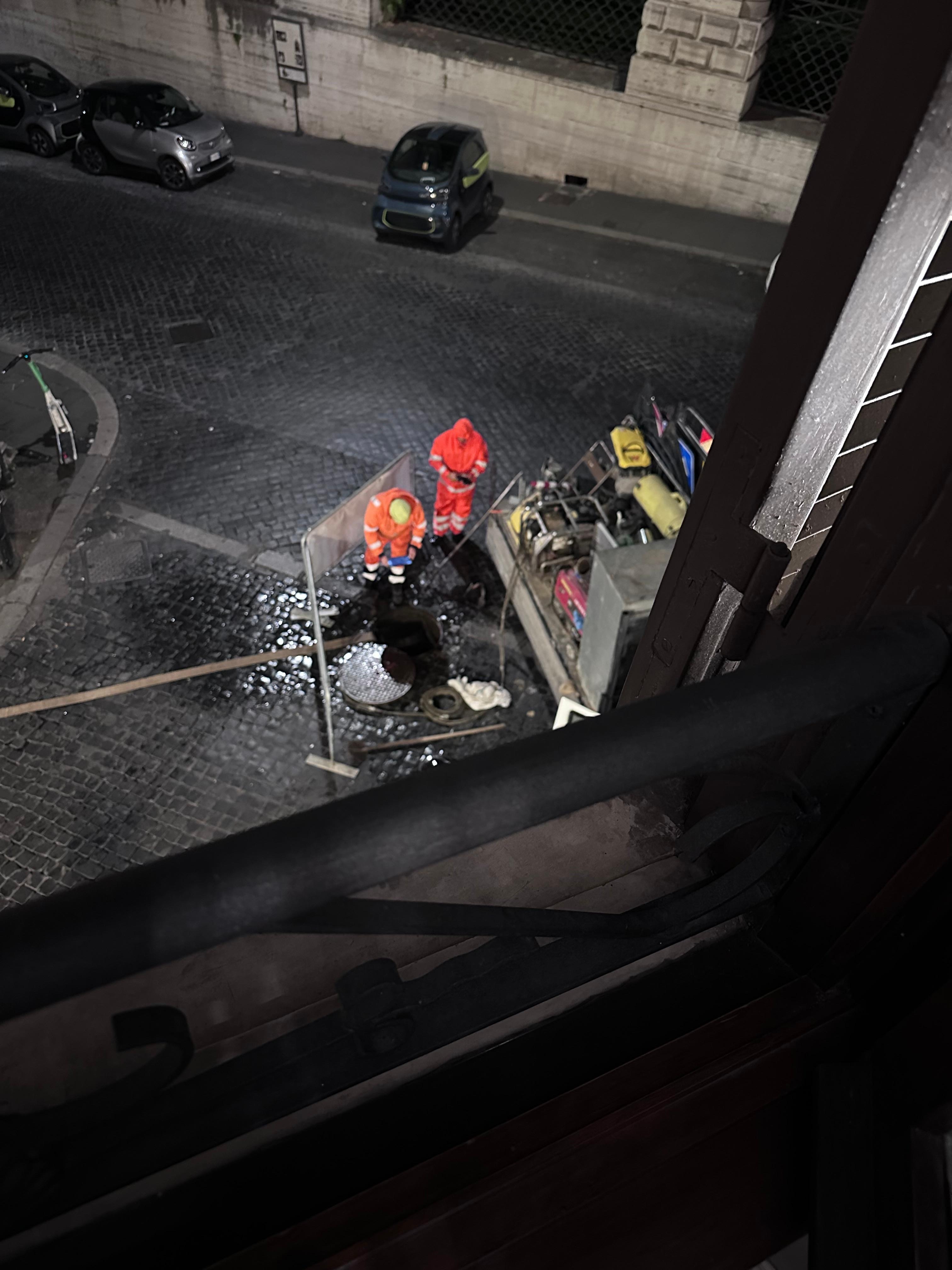 Work outside the hotel at 11pm but was not willing to help.