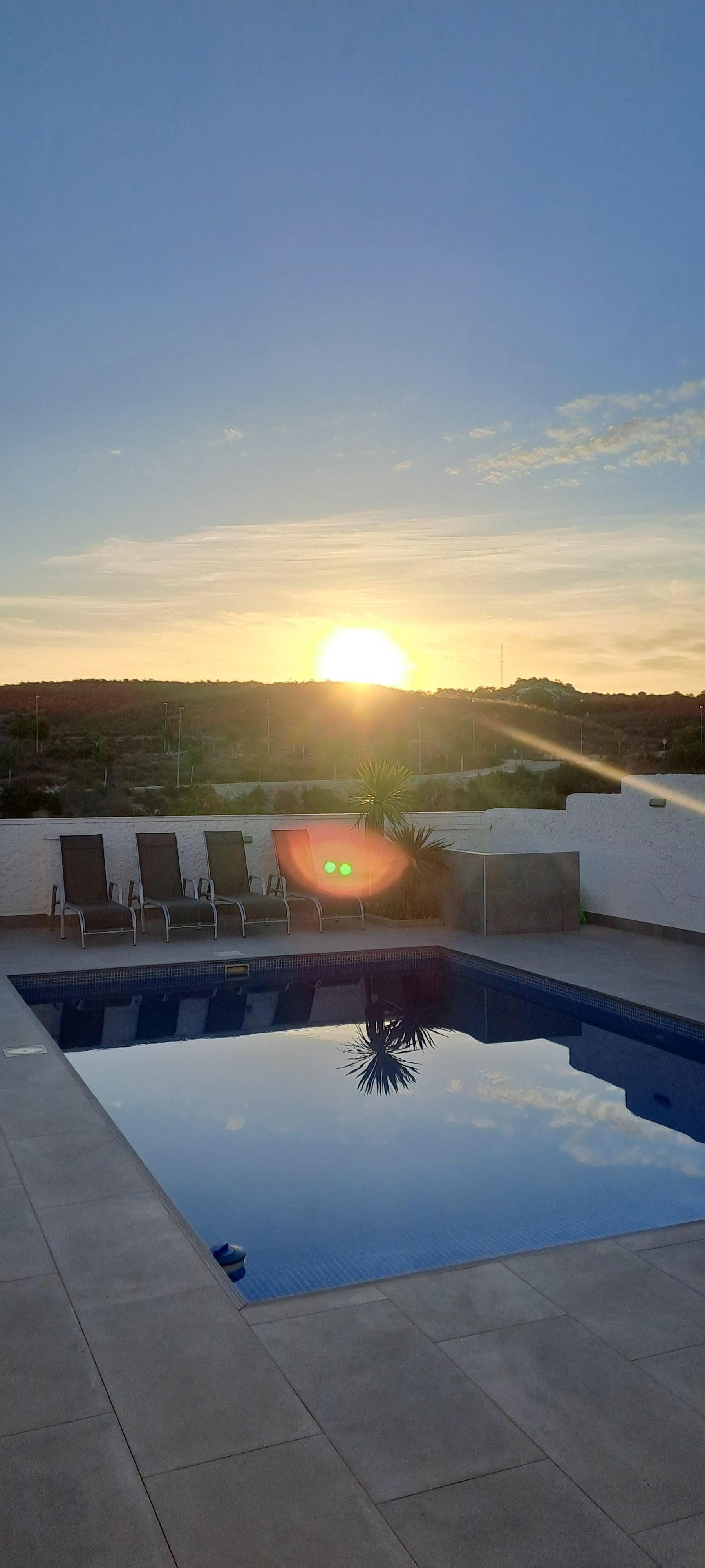 Sonnenaufgang über dem Pool