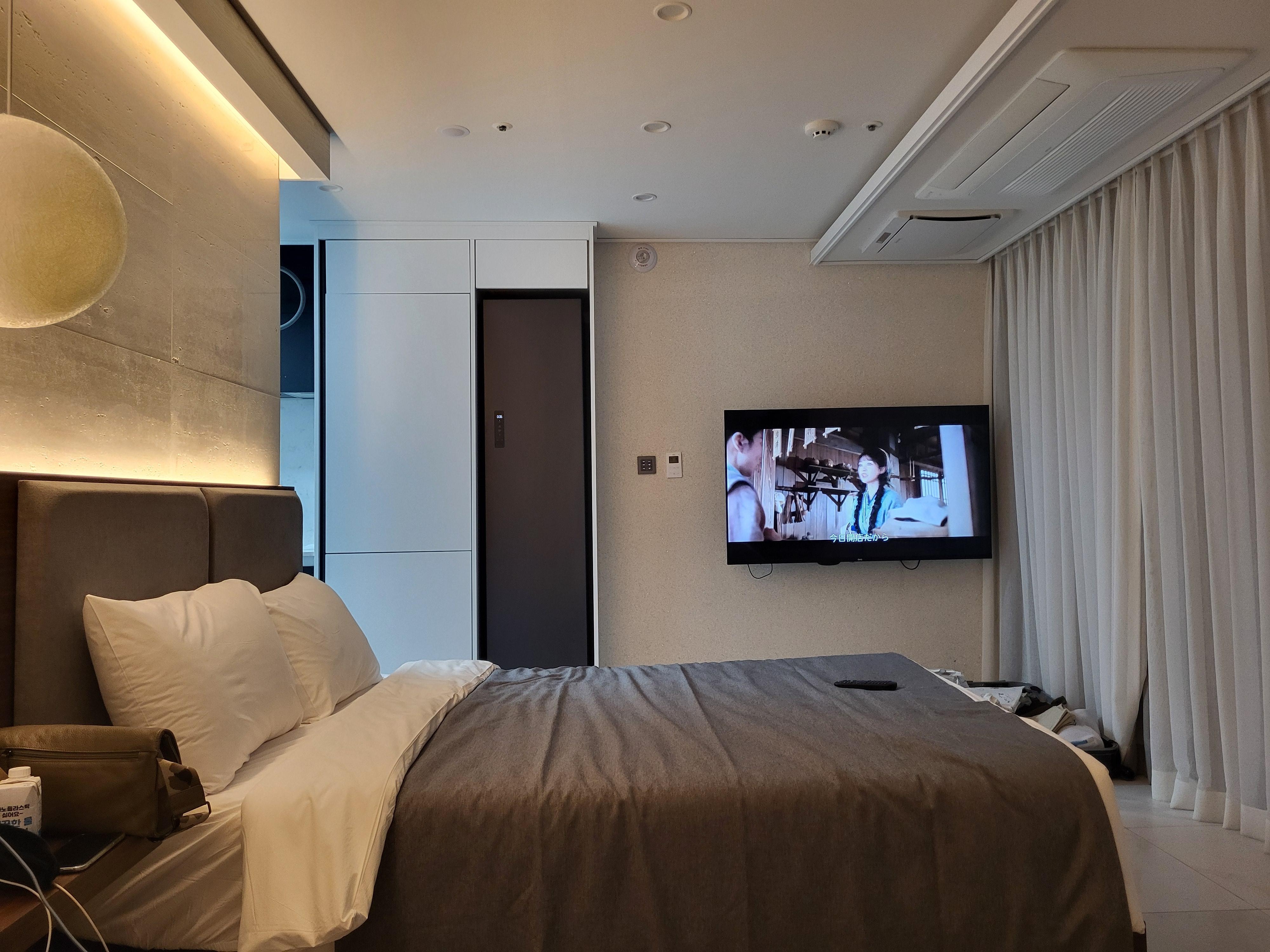 Smart TV, cable channels, Netflix, YouTube available 