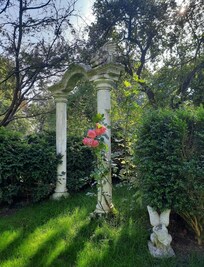 Gartenanlage ähnlich wie ein Park angelegt