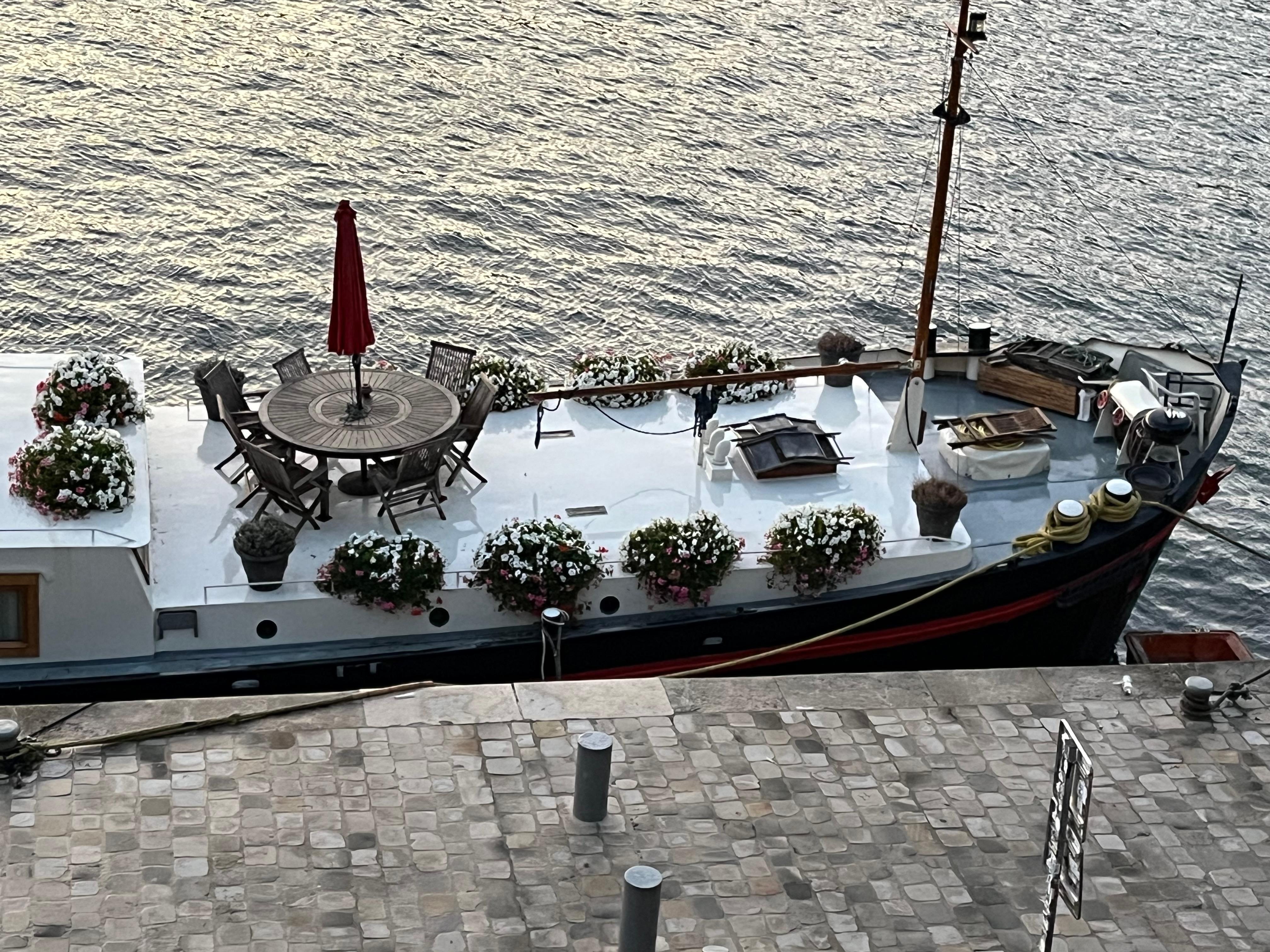 Beautiful setting on board a sloop on the Seine. 