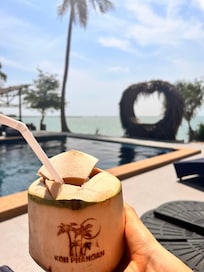 Kokosnuss am Pool/Strand geniessen.