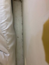 Poussière à côté du lit