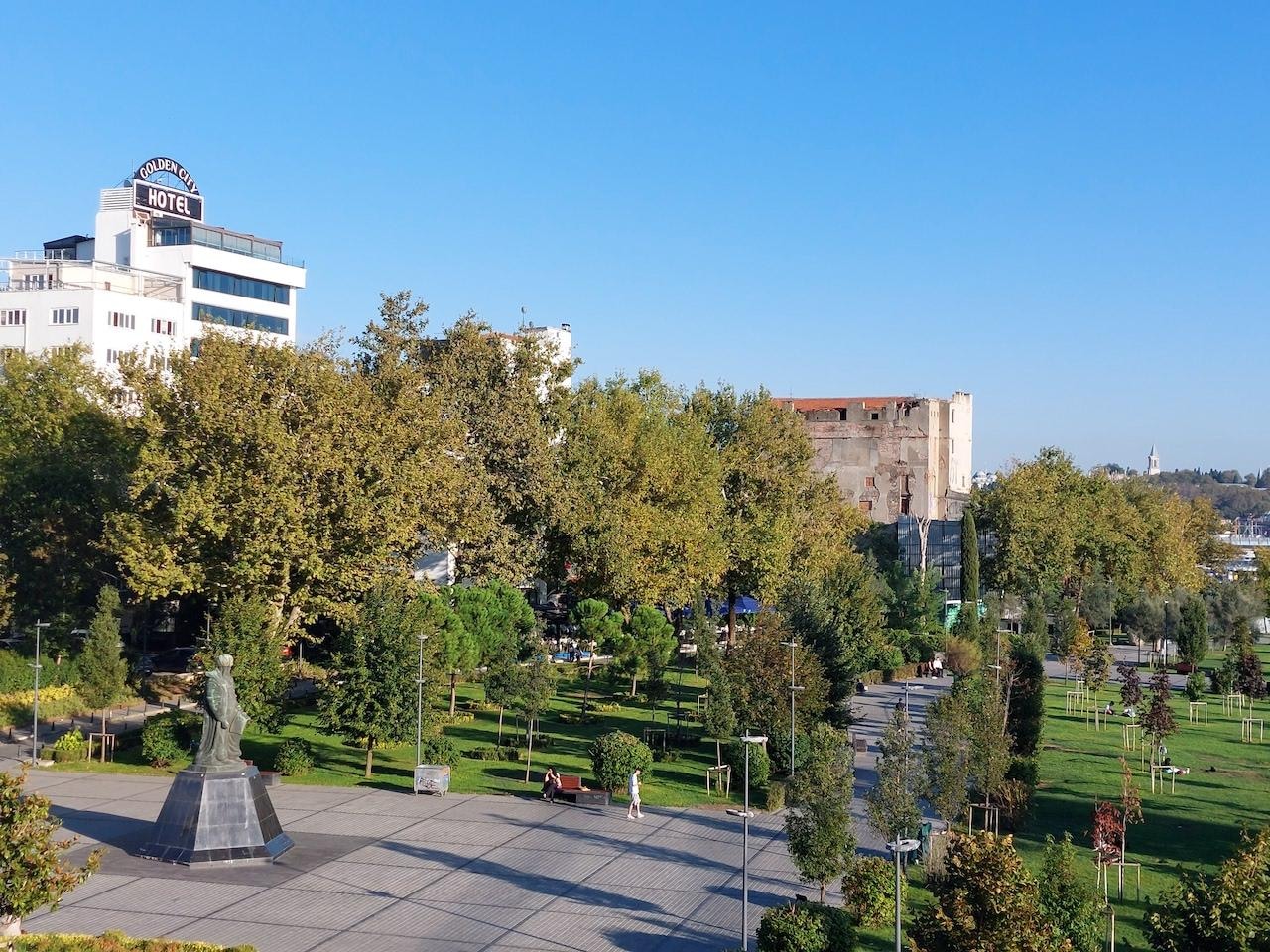 Parc devant l'hôtel côté Bosphore (Golden Bay)