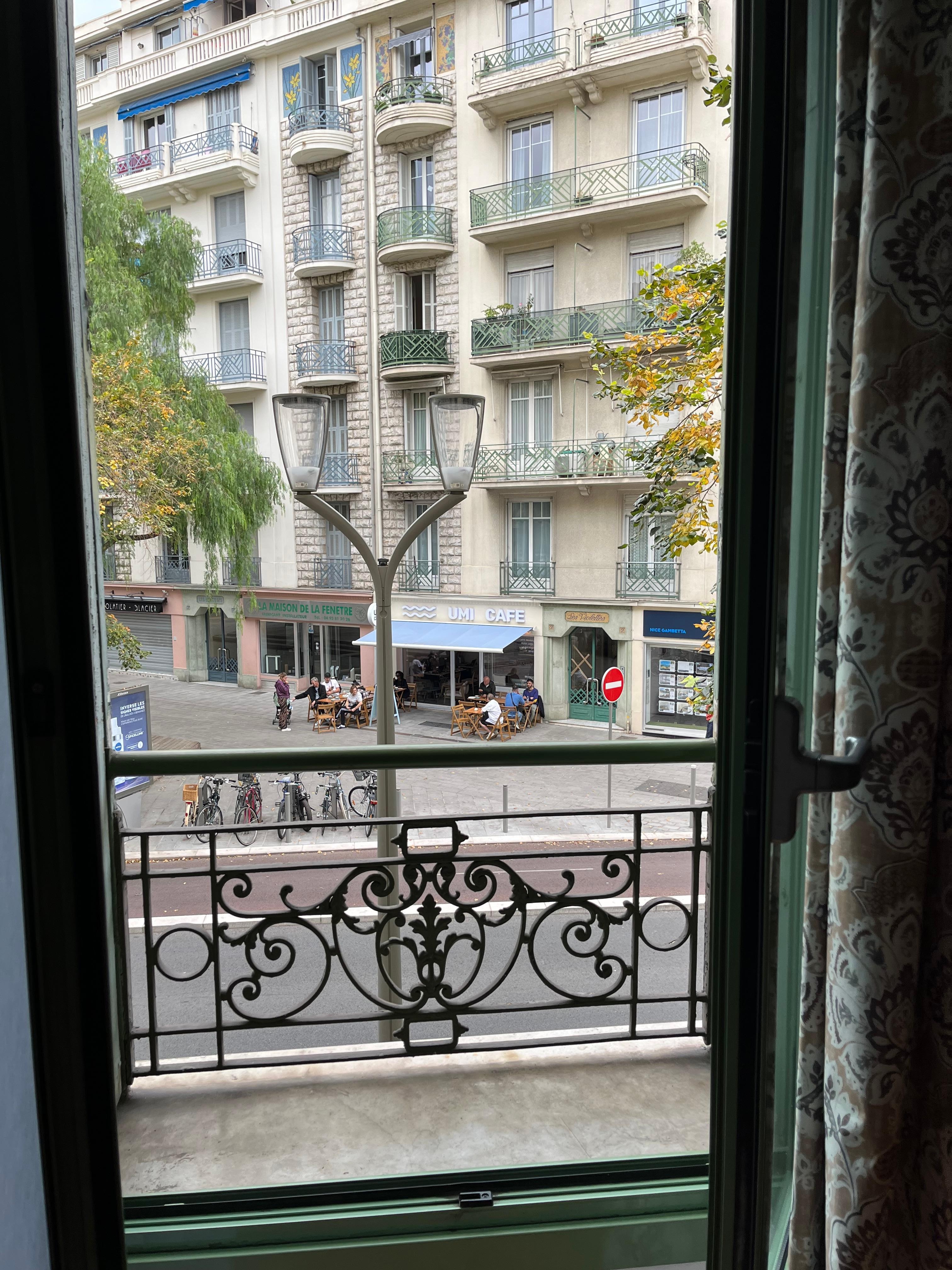 Lugn gata med trevligt torg och caféer 