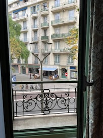 Lugn gata med trevligt torg och caféer