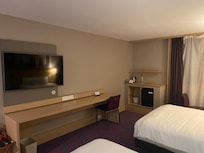 Une chambre bien équipée